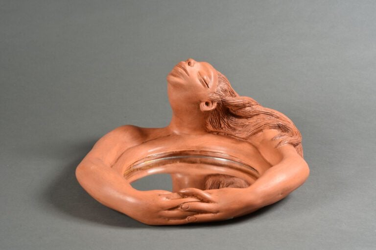Jean MARAIS ( 1913-1998) - Miroir à encadrement en terre cuite figurant un pers…