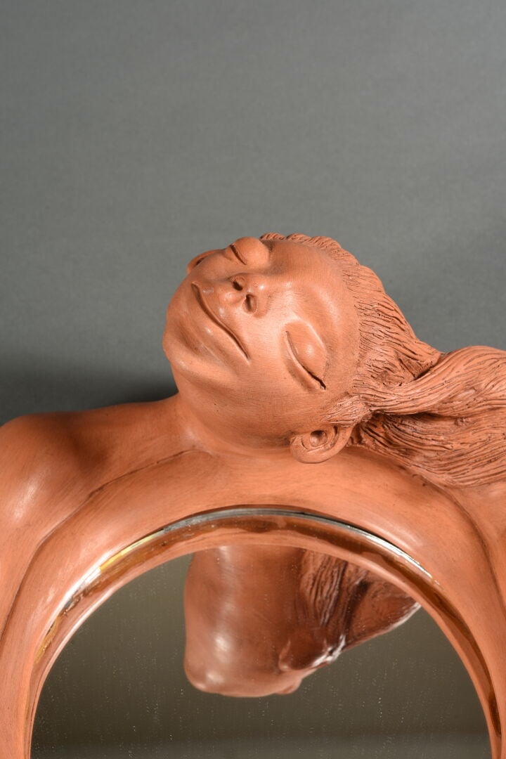 Jean MARAIS ( 1913-1998) - Miroir à encadrement en terre cuite figurant un pers…