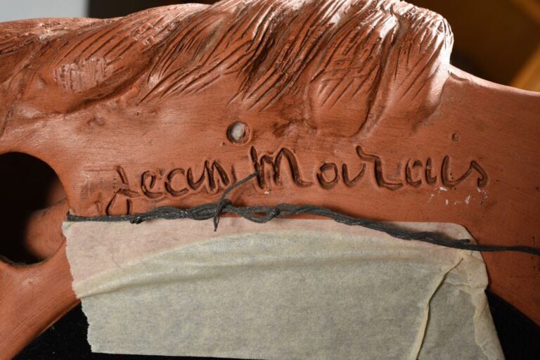 Jean MARAIS ( 1913-1998) - Miroir à encadrement en terre cuite figurant un pers…