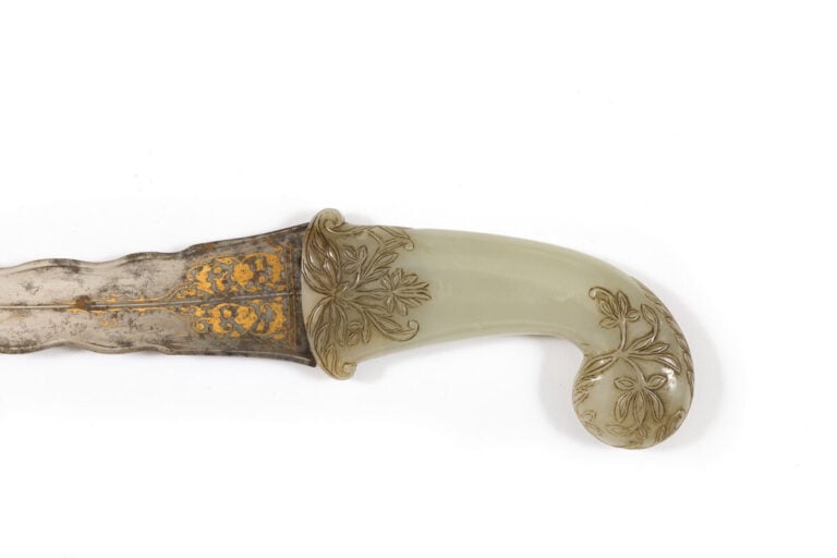 KHANJAR MOGHOL - Acier damasquiné d'or, jade, acier gravé - Inde, XVIIIe siècle…