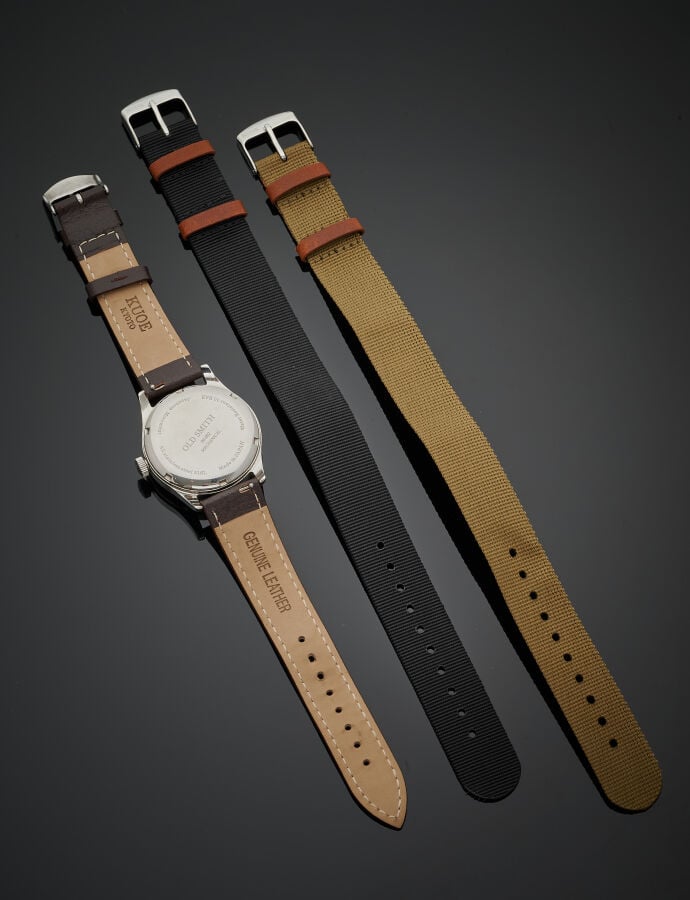 KUOE - BRACELET MONTRE « Old Smith » en acier. Cadran noir, chiffres arabes bla…