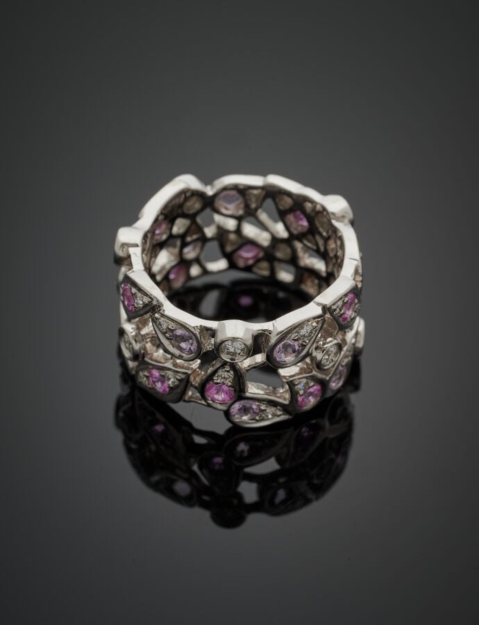 Large ALLIANCE en or gris (750‰) ajouré, serti de diamants taille brillant, amé…