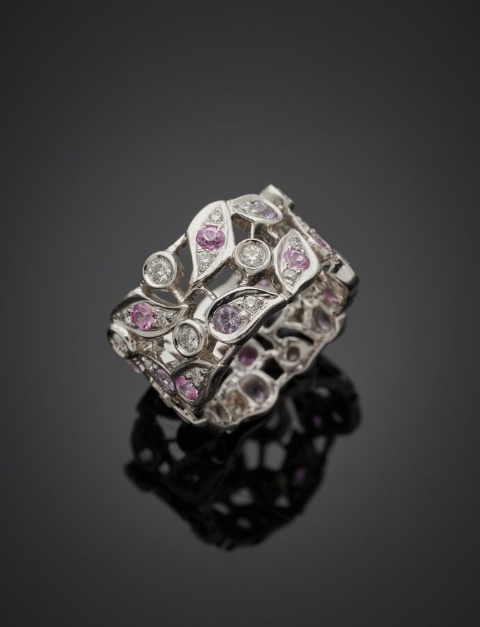 Large ALLIANCE en or gris (750‰) ajouré, serti de diamants taille brillant, amé…