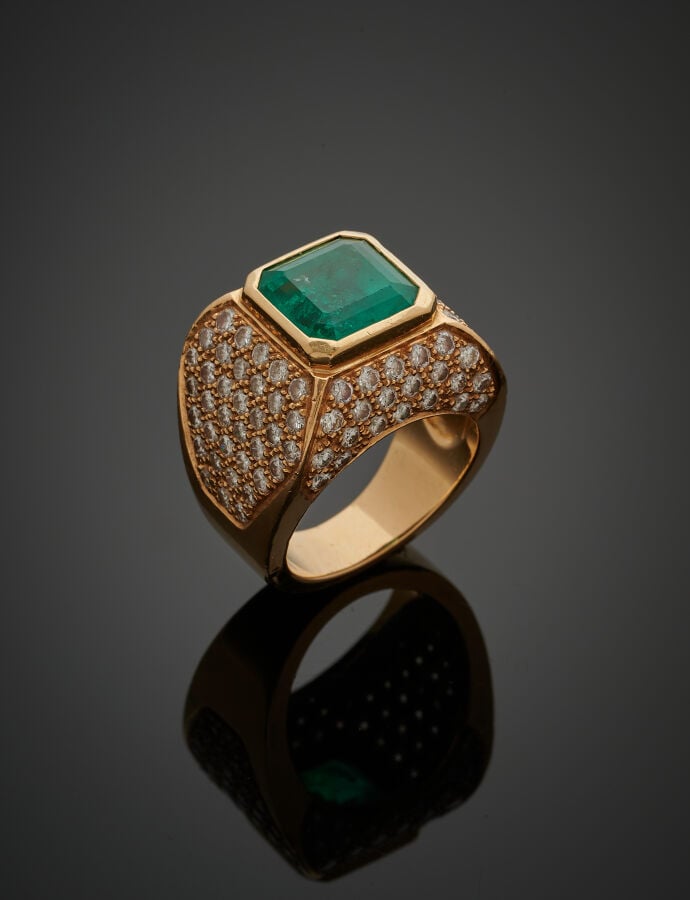 Large BAGUE chevalière en or jaune (750‰) serti d'une émeraude octogonale entou…
