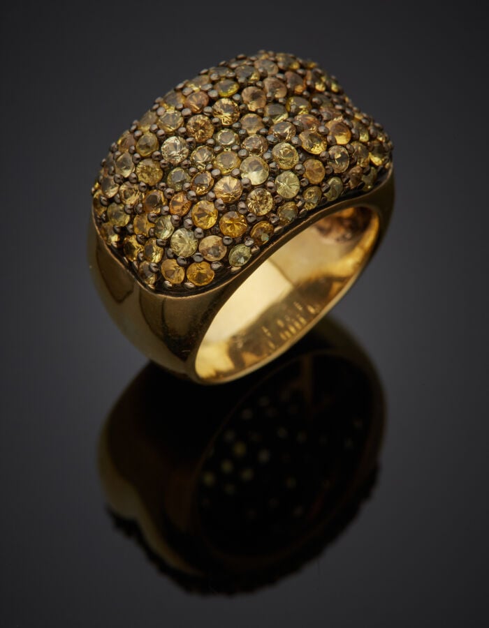 Large BAGUE en vermeil et argent noirci (925‰) légèrement bombé et incurvé, pav…
