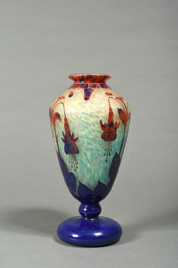 LE VERRE FRANÇAIS - Vase de forme balustre sur talon circulaire en verre doublé…