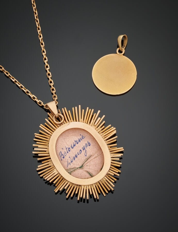 LOT en or jaune (750‰) comprenant : - - un PENDENTIF circulaire « plus qu'hier…