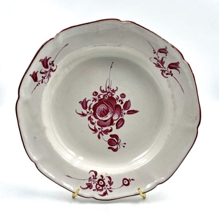 LUNEVILLE - Lot de trois assiettes à bord contourné à décor polychrome et en -…