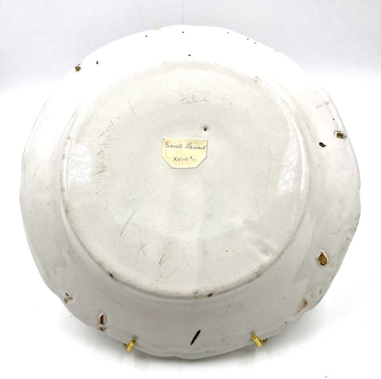 LUNEVILLE - Lot de trois assiettes à bord contourné à décor polychrome et en -…
