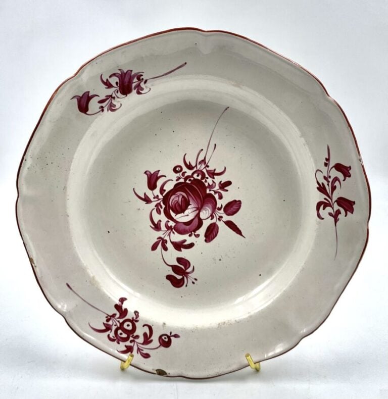 LUNEVILLE - Lot de trois assiettes à bord contourné à décor polychrome et en -…