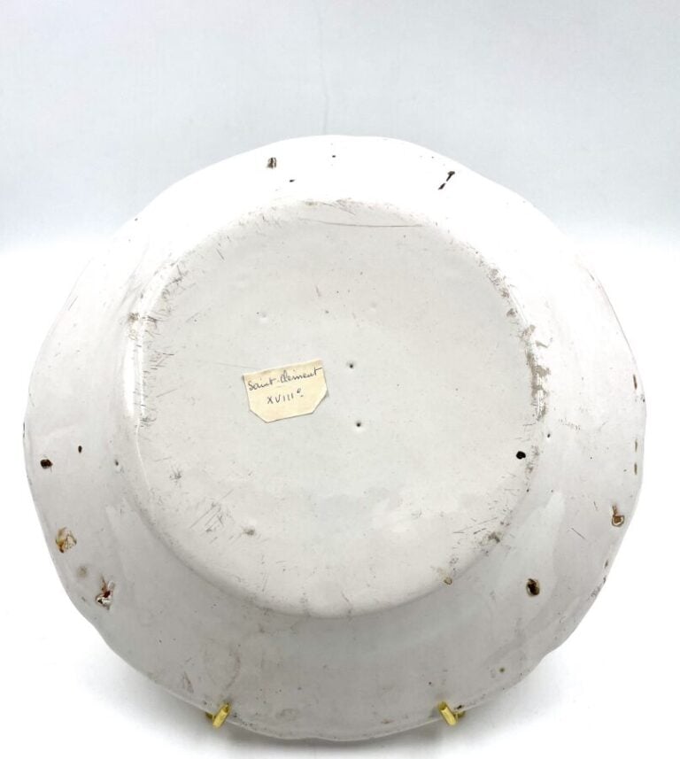 LUNEVILLE - Lot de trois assiettes à bord contourné à décor polychrome et en -…