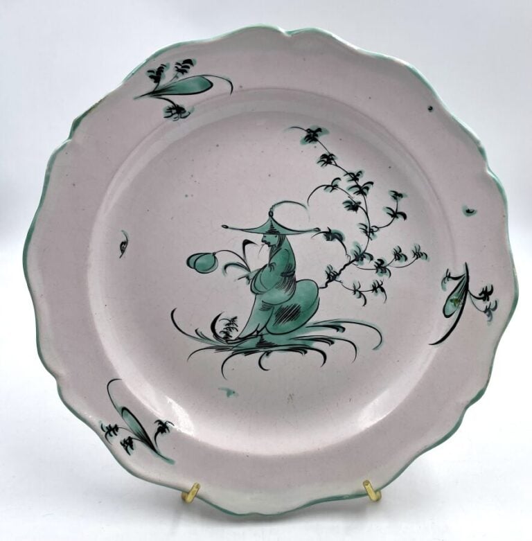 LUNEVILLE - Lot de trois assiettes à bord contourné à décor polychrome et en -…