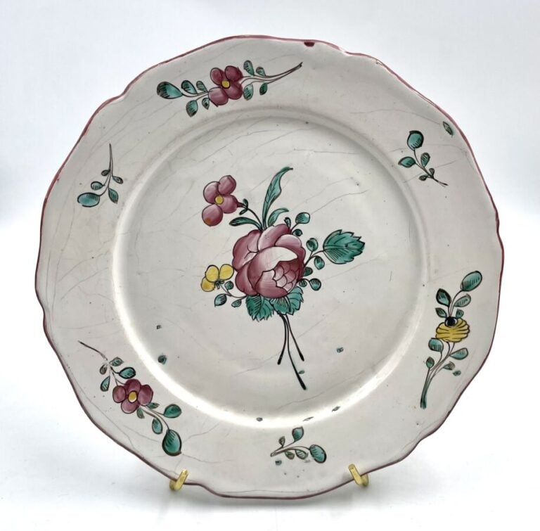 LUNEVILLE - Lot de trois assiettes à bord contourné à décor polychrome et en -…