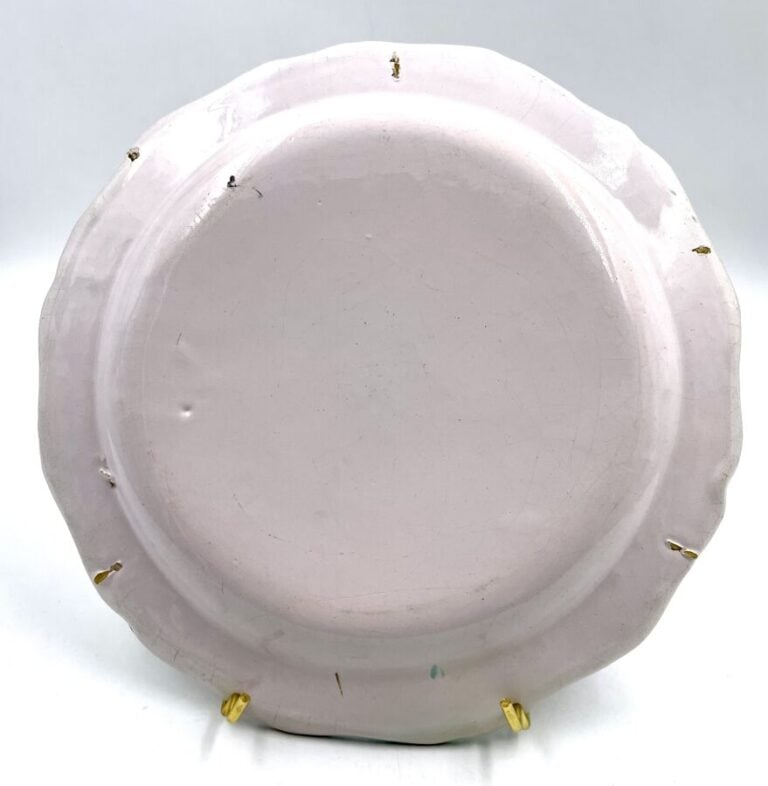 LUNEVILLE - Lot de trois assiettes à bord contourné à décor polychrome et en -…