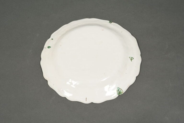 MARSEILLE - Assiette à bord contourné à décor polychrome de fleurs décentrées -…