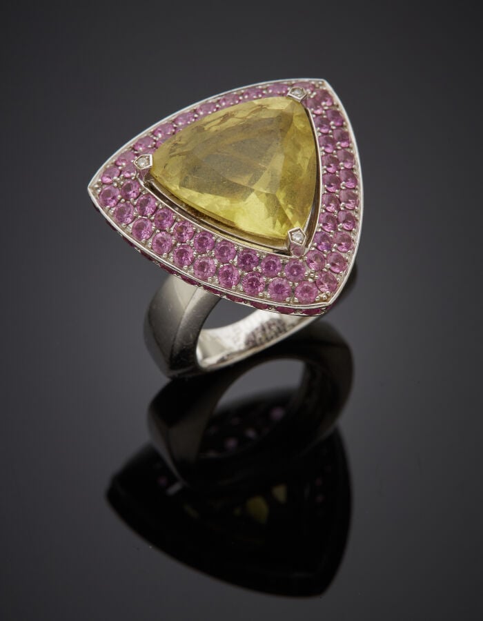 MAUBOUSSIN - Importante BAGUE « Peace Color » en or gris (750‰) serti d'une cit…