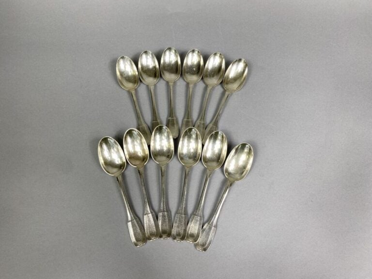 Ménagère en argent (925) modèle uni à pans comprenant 128 pièces : 18 couverts…