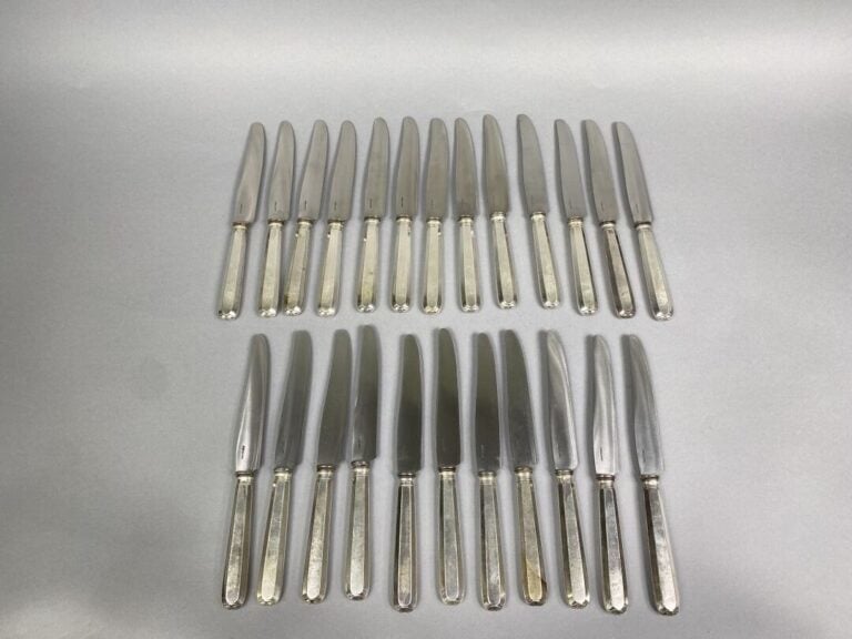 Ménagère en argent (925) modèle uni à pans comprenant 128 pièces : 18 couverts…