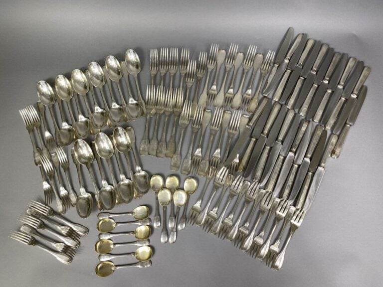 Ménagère en argent (925) modèle uni à pans comprenant 128 pièces : 18 couverts…