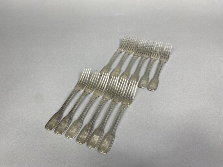 Ménagère en argent (925) modèle uni à pans comprenant 128 pièces : 18 couverts…