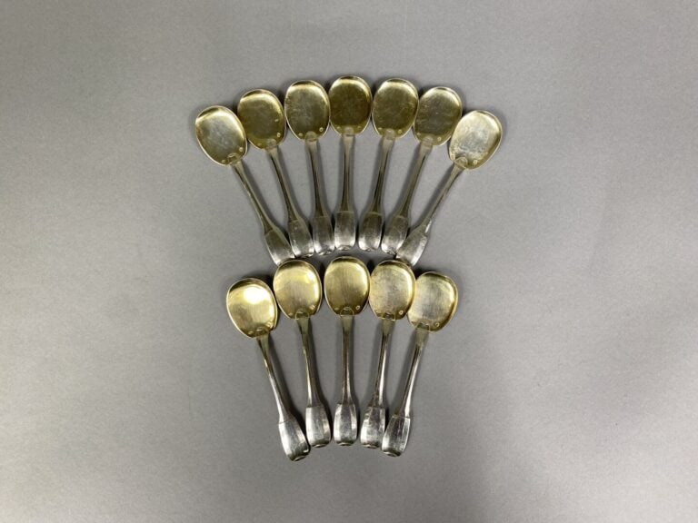 Ménagère en argent (925) modèle uni à pans comprenant 128 pièces : 18 couverts…