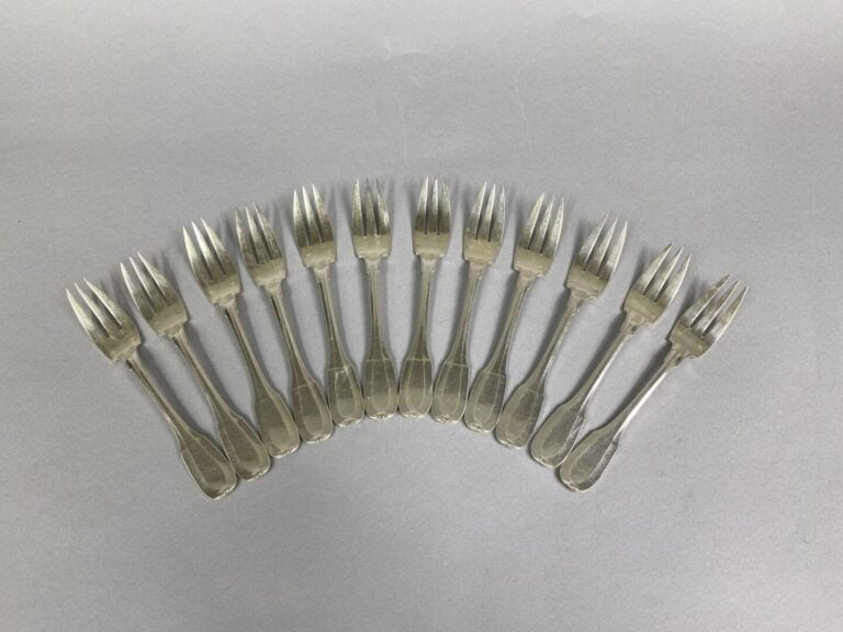 Ménagère en argent (925) modèle uni à pans comprenant 128 pièces : 18 couverts…