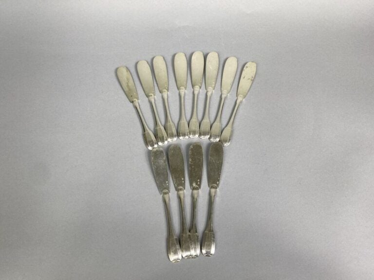 Ménagère en argent (925) modèle uni à pans comprenant 128 pièces : 18 couverts…