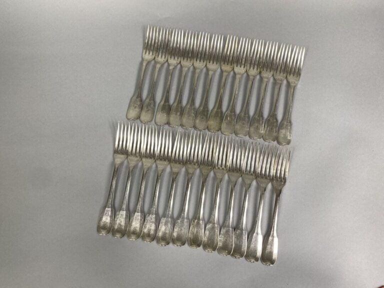 Ménagère en argent (925) modèle uni à pans comprenant 128 pièces : 18 couverts…