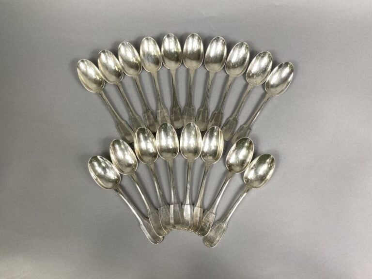 Ménagère en argent (925) modèle uni à pans comprenant 128 pièces : 18 couverts…