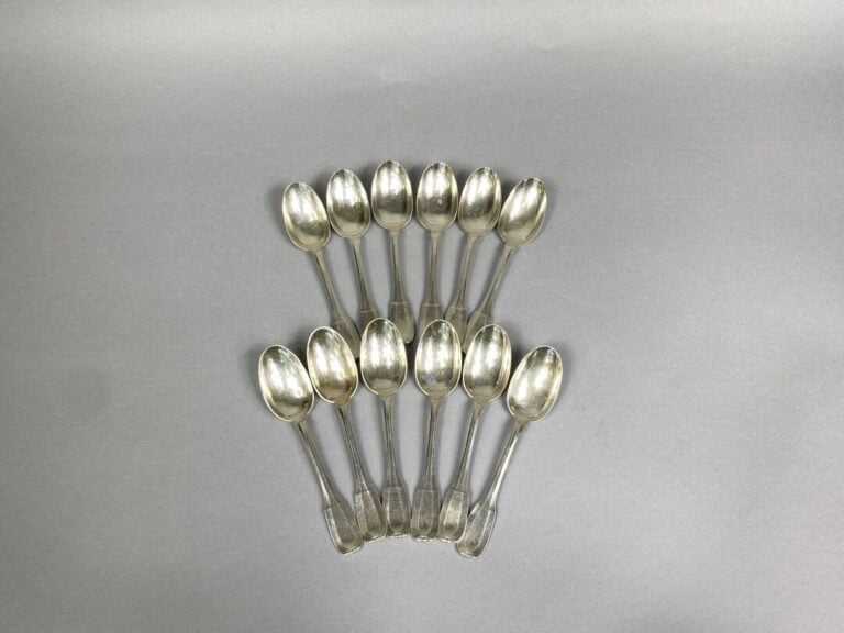 Ménagère en argent (925) modèle uni à pans comprenant 128 pièces : 18 couverts…
