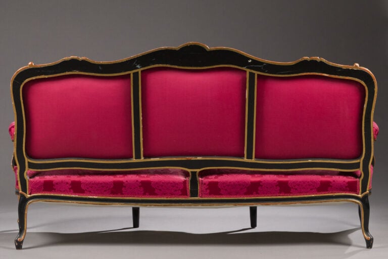 MOBILIER DE SALON en bois sculpté de fleurettes relaqué noir et or - comprenant…
