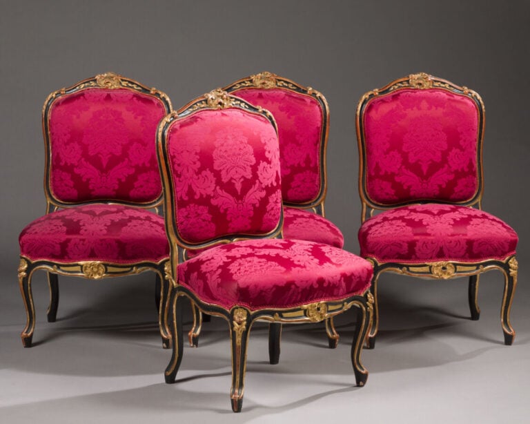 MOBILIER DE SALON en bois sculpté de fleurettes relaqué noir et or - comprenant…