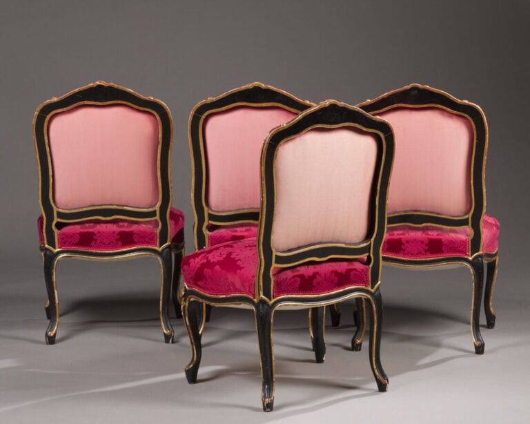 MOBILIER DE SALON en bois sculpté de fleurettes relaqué noir et or - comprenant…