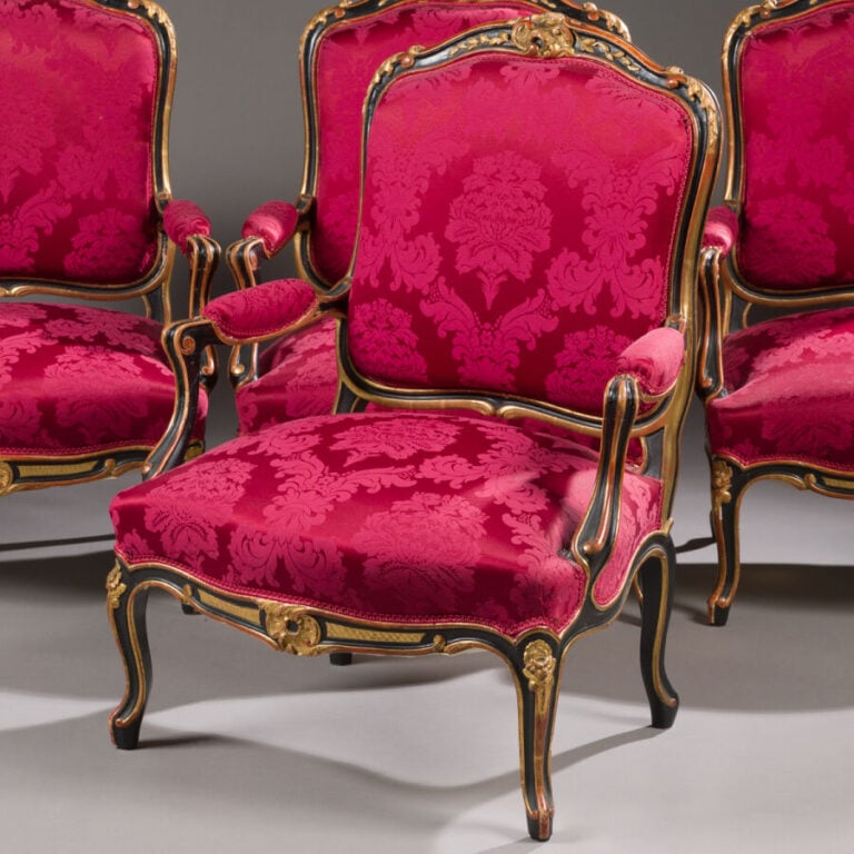 MOBILIER DE SALON en bois sculpté de fleurettes relaqué noir et or - comprenant…