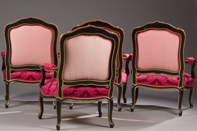 MOBILIER DE SALON en bois sculpté de fleurettes relaqué noir et or - comprenant…