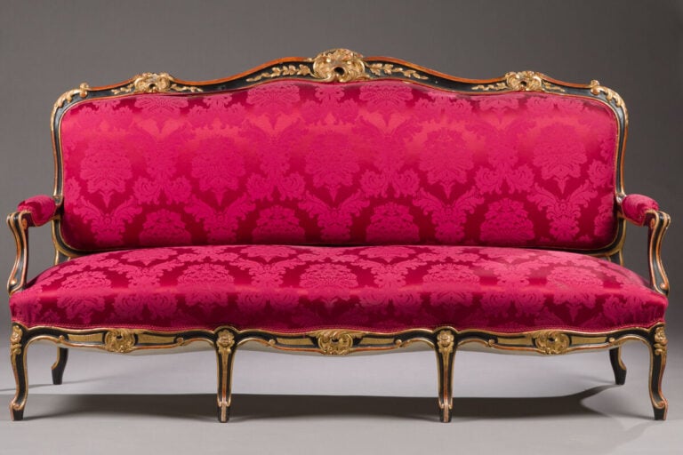 MOBILIER DE SALON en bois sculpté de fleurettes relaqué noir et or - comprenant…