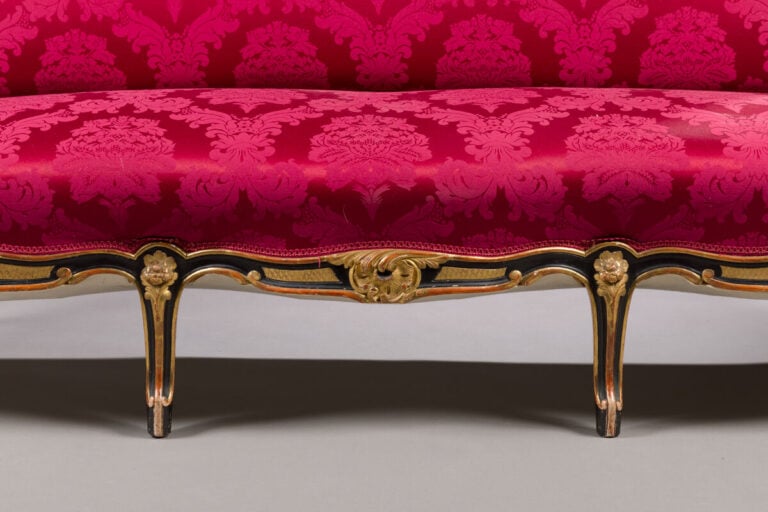 MOBILIER DE SALON en bois sculpté de fleurettes relaqué noir et or - comprenant…