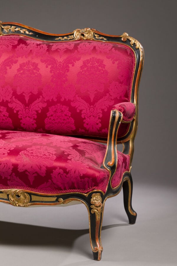 MOBILIER DE SALON en bois sculpté de fleurettes relaqué noir et or - comprenant…