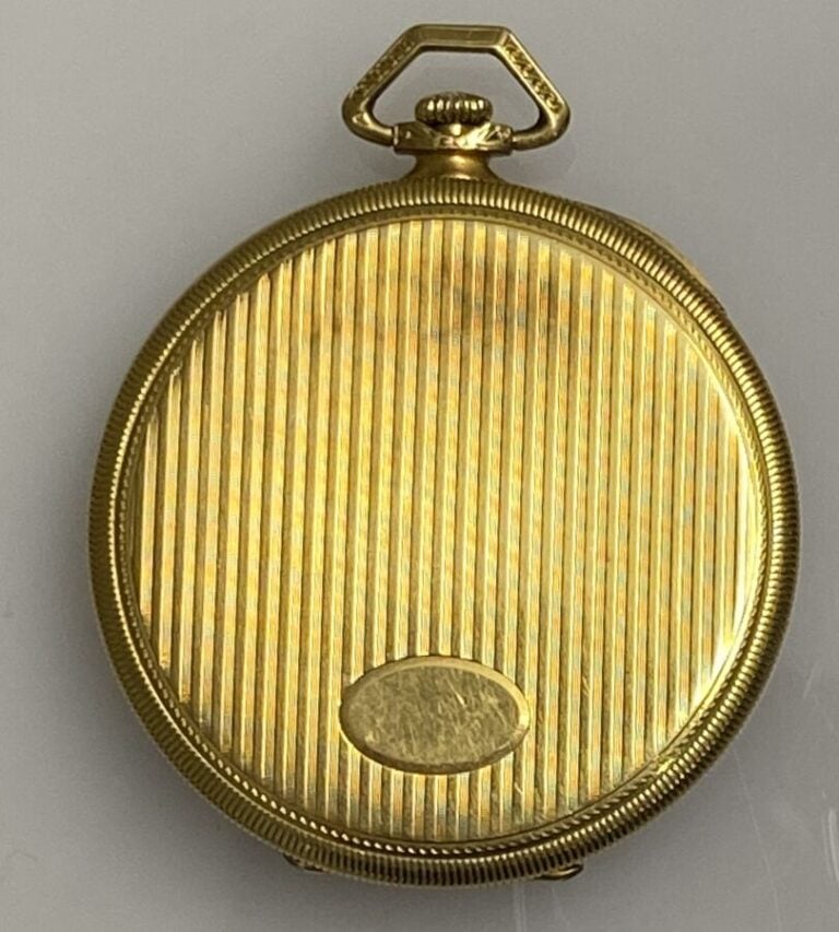 MONTRE de gousset en or jaune, cadran blanc à chiffres arabes noirs, trotteuse…