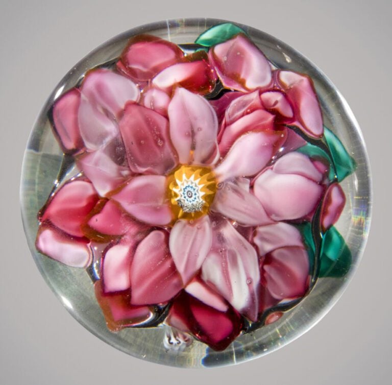 Murano. Presse-papiers orné d'un dahlia rose et six feuilles vertes. Porte la f…