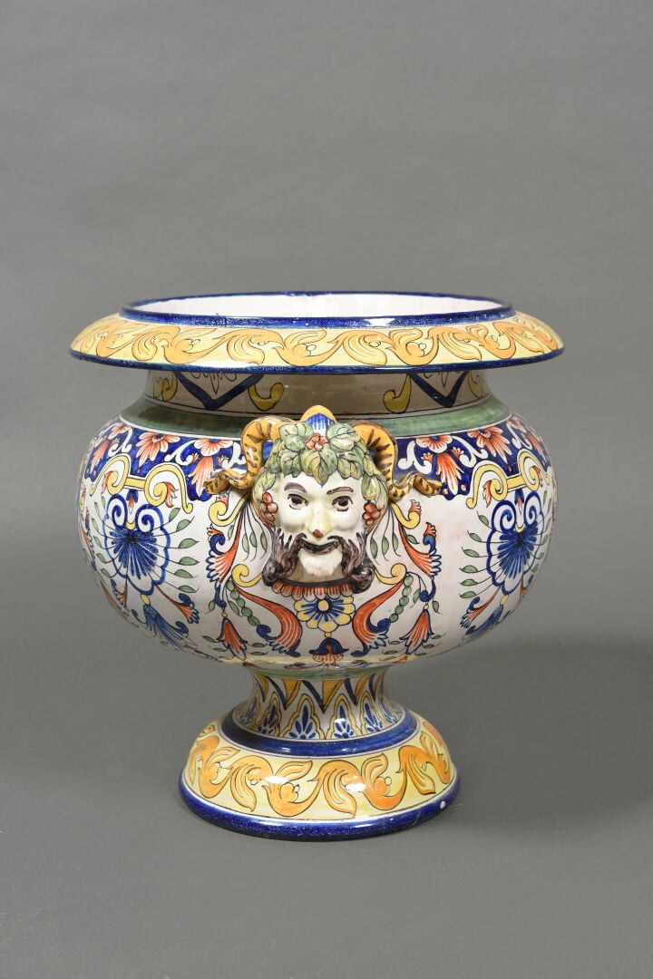 NEVERS, Montagnon - Cache-pot en faience à décor polychrome de motifs stylisés…