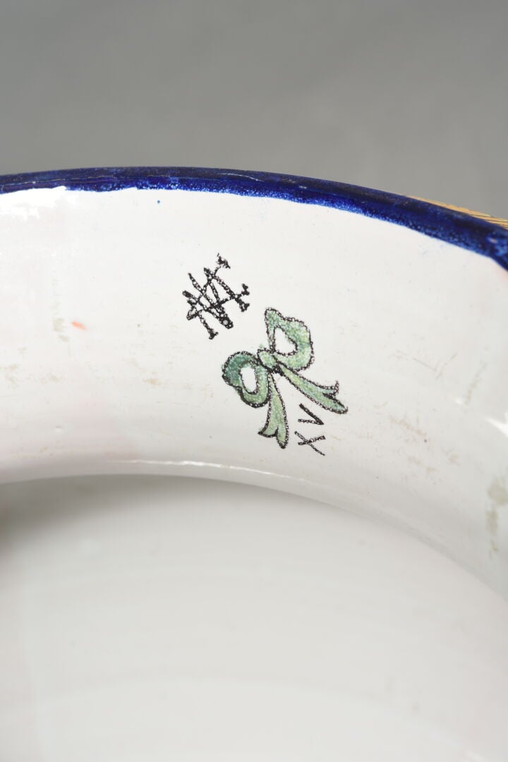 NEVERS, Montagnon - Cache-pot en faience à décor polychrome de motifs stylisés…
