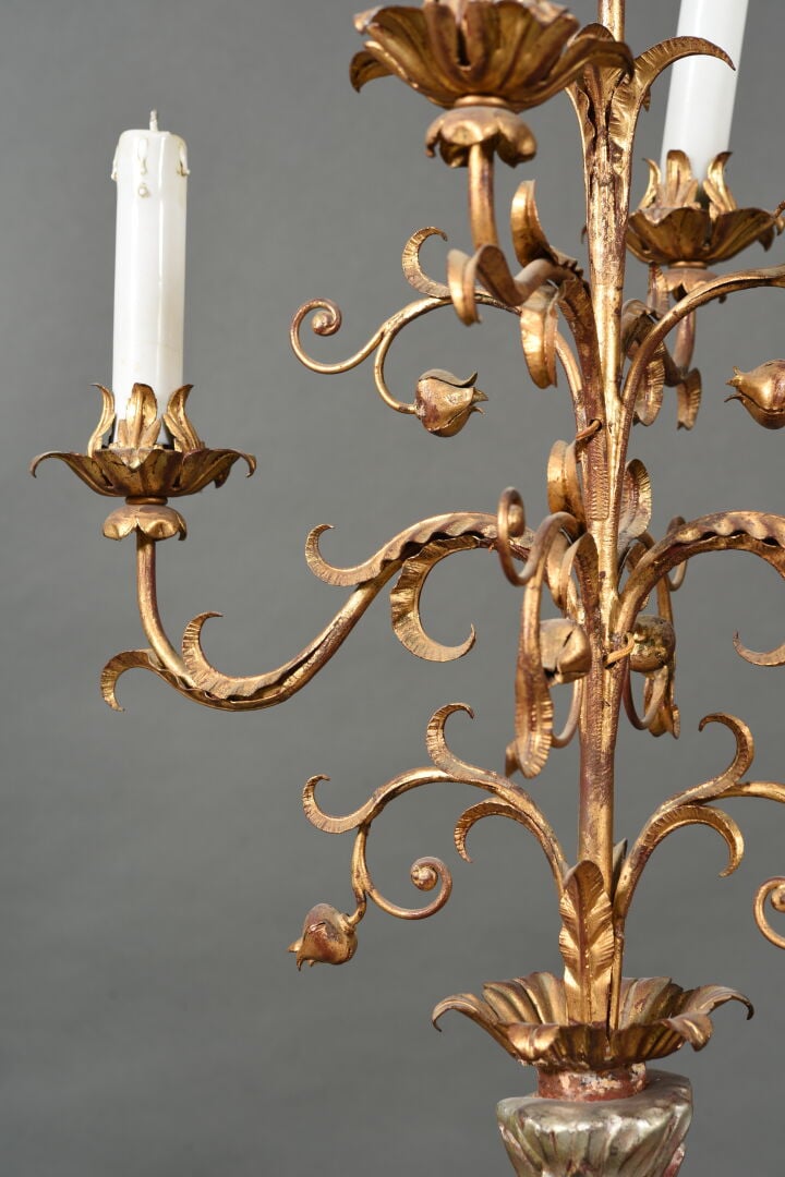 Nubien porte-torchère en bois polychromé et doré retenant une corne d'abondance…