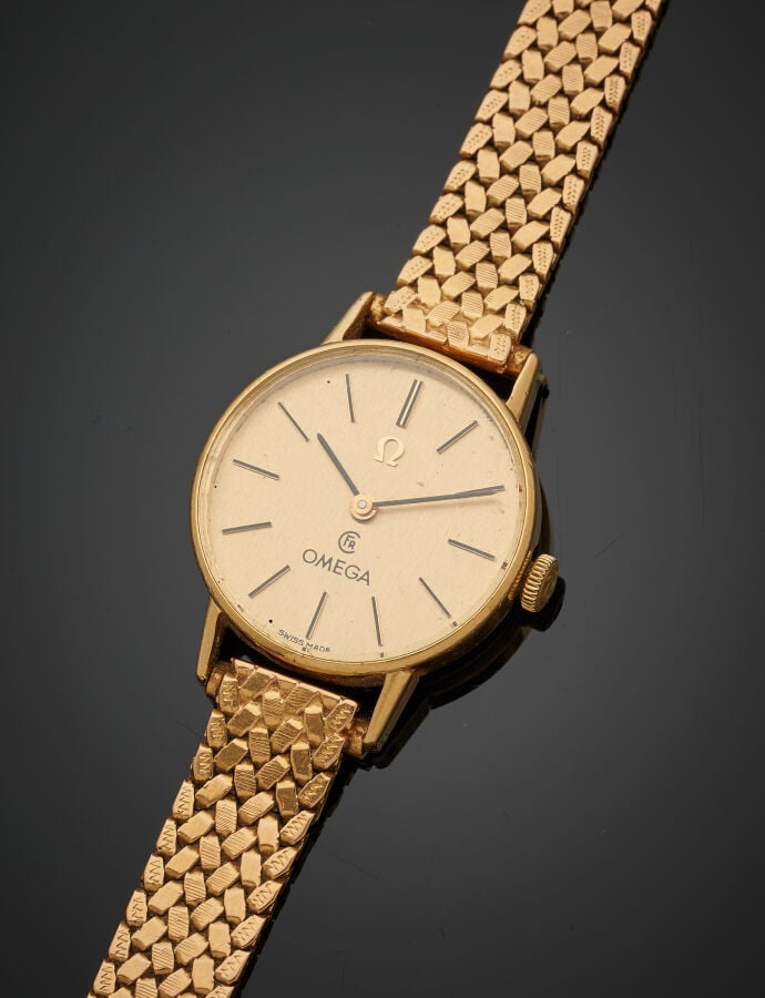 OMEGA - BRACELET MONTRE ronde de dame en or jaune (750‰). Cadran doré, index bâ…