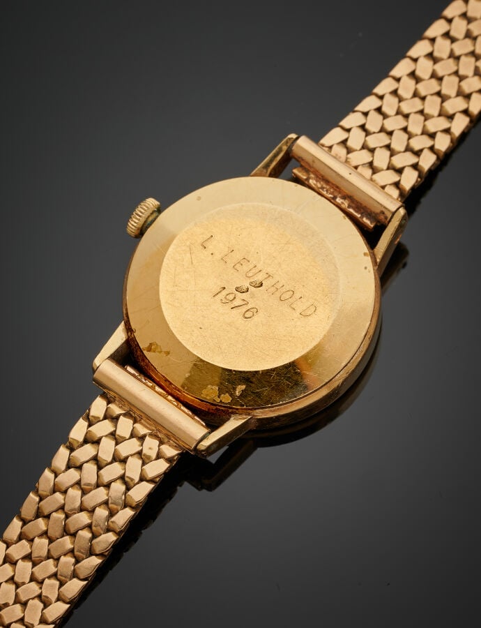 OMEGA - BRACELET MONTRE ronde de dame en or jaune (750‰). Cadran doré, index bâ…