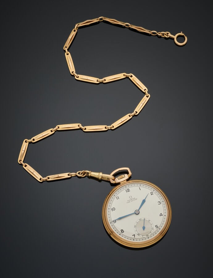 OMEGA - MONTRE de POCHE et sa CHAINE GILETIERE en métal guilloché. Cadran crème…