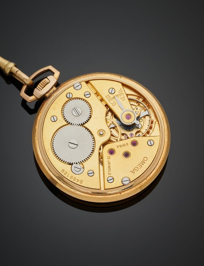 OMEGA - MONTRE de POCHE et sa CHAINE GILETIERE en métal guilloché. Cadran crème…