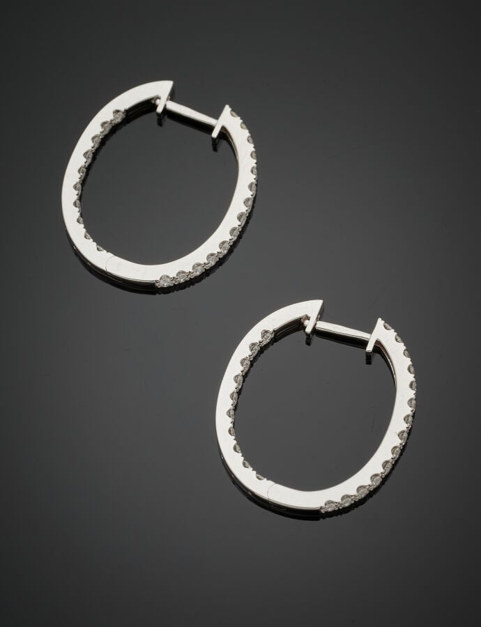 PAIRE de BOUCLES d'OREILLES « créoles » en or gris (750‰) serti d'un alignement…