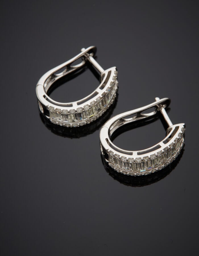 Paire de BOUCLES d'OREILLES en or gris (750‰) serti de diamants taille baguette…