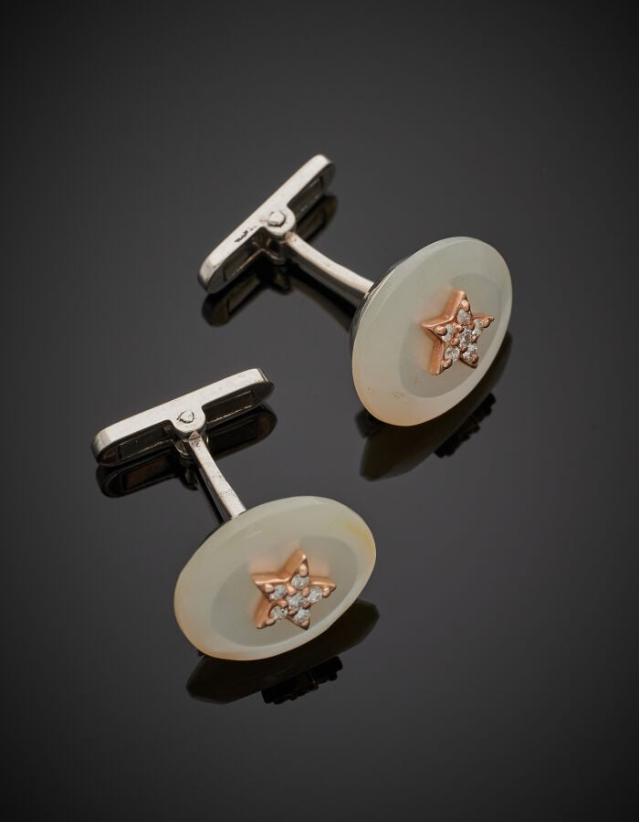 Paire de BOUTONS de MANCHETTES ovales en argent (925‰) orné de nacre blanche fl…